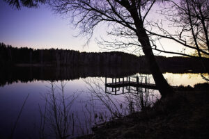pomost nad Jeziorem Kozielnia o zachodzie słońca